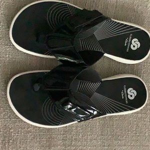 Clarks- Cloudsteppers Black Patten Leather flip flops